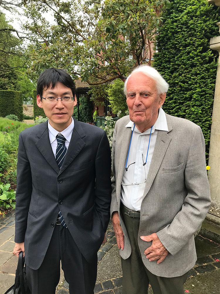 サー・マーティン・ウッド賞受賞者である名古屋大学の岡本佳比古博士を自宅に迎えるマーティン・ウッド。