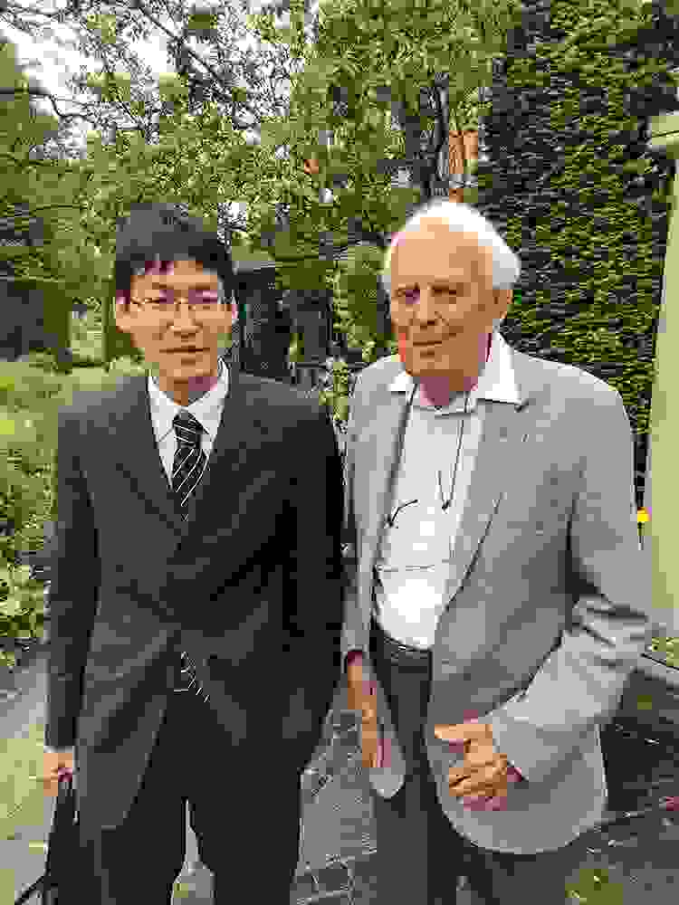 サー・マーティン・ウッド賞受賞者である名古屋大学の岡本佳比古博士を自宅に迎えるマーティン・ウッド。