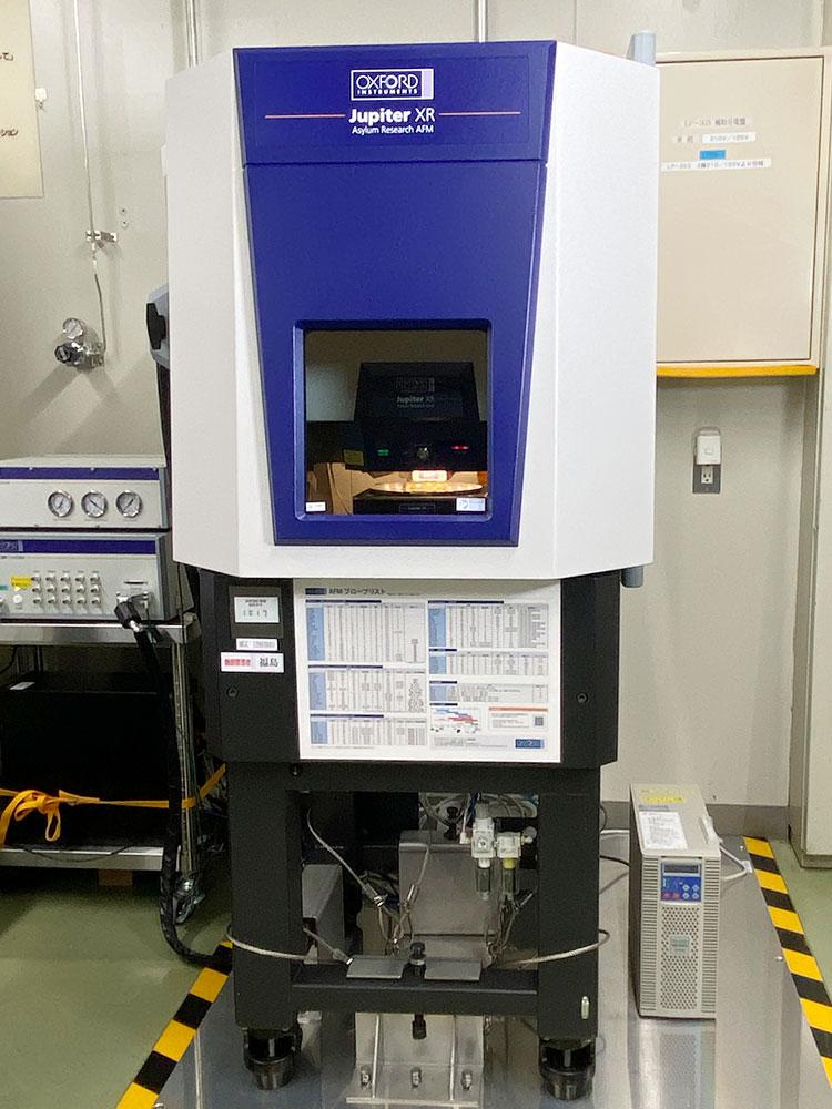オックスフォード・インストゥルメンツ社製大型試料対応原子間力顕微鏡「Jupiter XR」（三菱ガス化学株式会社 平塚研究所）