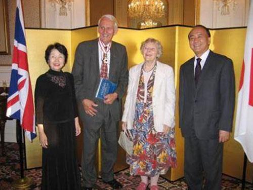 駐英日本大使より「旭日中綬章」を授与されるマーティン・ウッド卿