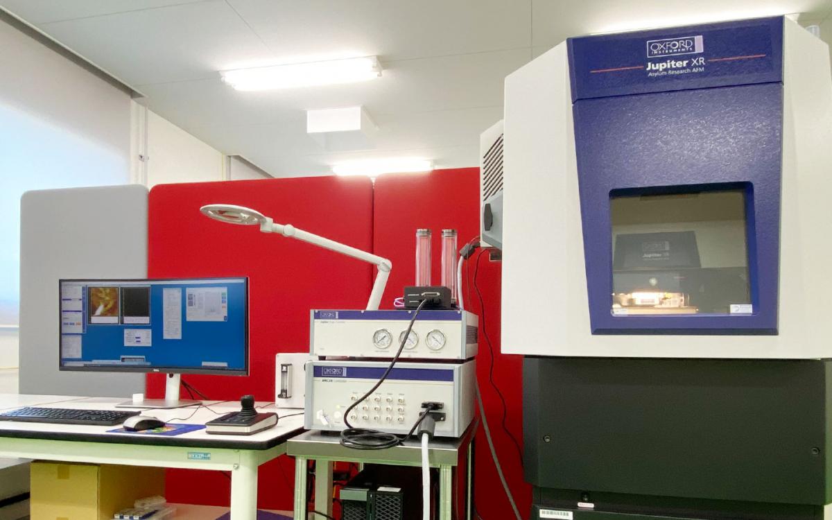 オックスフォード・インストゥルメンツ社製大型試料対応原子間力顕微鏡「Jupiter XR」（帝人株式会社岩国開発センターの形態表面観察室にて）
