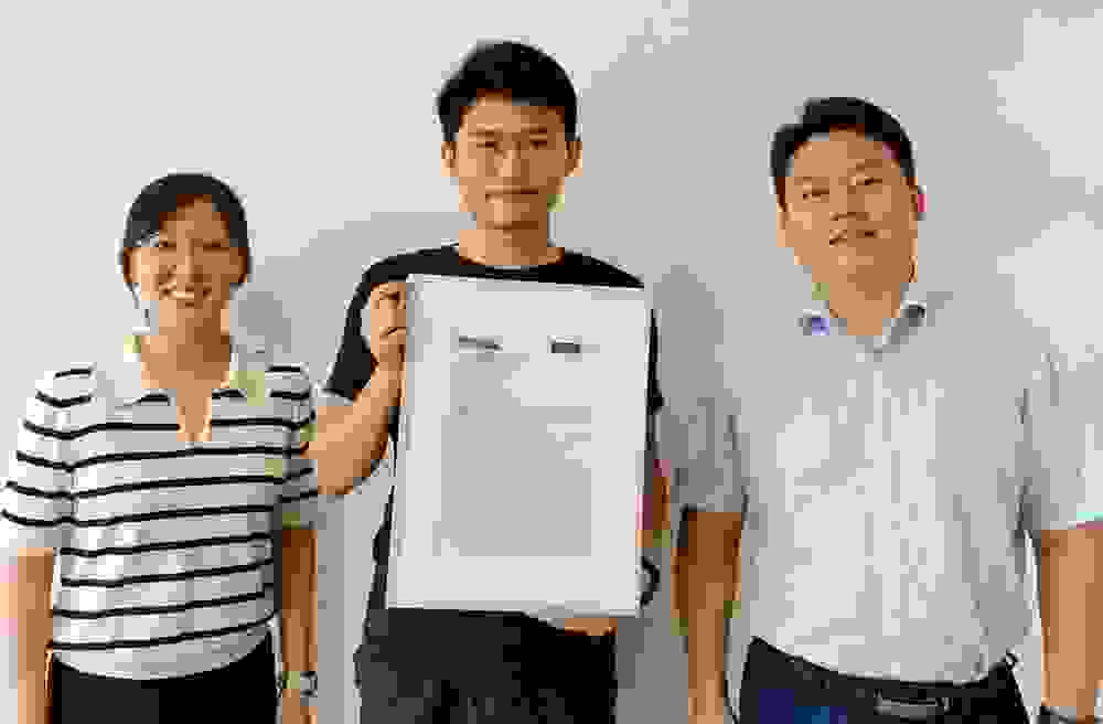 WITec Paper Award銅賞を受賞した中国、北京のSINOPEC石油探査生産研究所のXin Huang氏（中央）と、共同研究者のLe Zhang氏（左）、Jiayuan He氏（右）。
