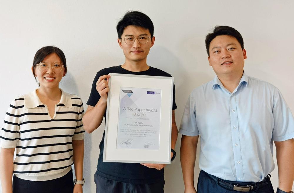 WITec Paper Award銅賞を受賞した中国、北京のSINOPEC石油探査生産研究所のXin Huang氏(中央)と、共同研究者のLe Zhang氏(左)、Jiayuan He氏(右)。