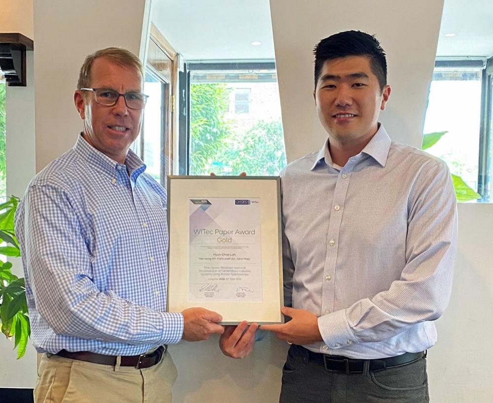 WITec Paper Award 金賞の賞状を受け取るマサチューセッツ州ケンブリッジにあるMITのHyun-Chae Loh博士(右)とオックスフォード・インストゥルメンツのMichael C. Liptonエリアセールスマネージャー(左)。
