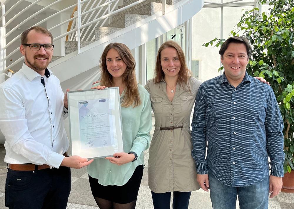 Paper Award銀賞の賞状を正式に手渡しました。左から右へ:WITec セールスマネージャー Stefan Gomes da Costa、ドイツ・フランクフルトのゲーテ大学からNathalie Jung博士、Maike Windbergs教授、Francesco Pampaloni博士。