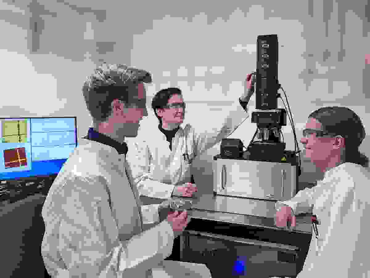 ウルム市にあるZSWのFlorian Klein氏（左）とLeon Gläser氏（右）は、WITecアプリケーションサイエンティストのIevgeniia Iermak博士（中央）と共に、新しいラマン顕微鏡のトレーニングを受けています。